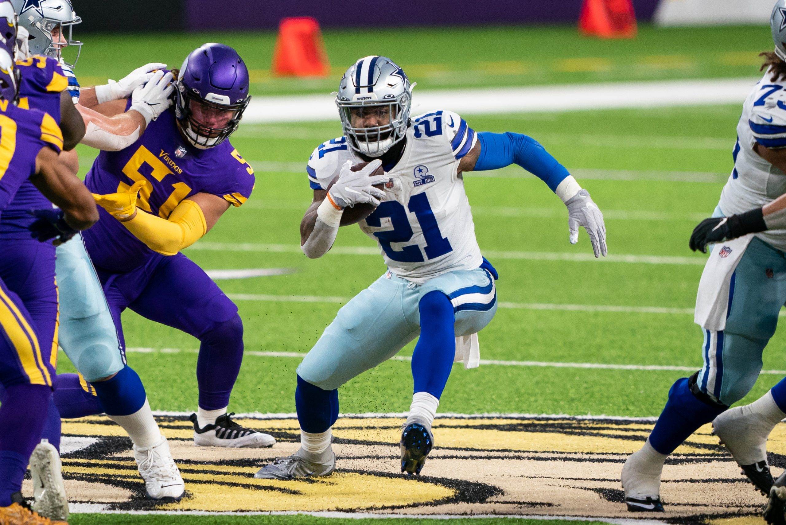 Cowboys RB Ezekiel Elliott surprises South Oak Cliff football with new  equipment