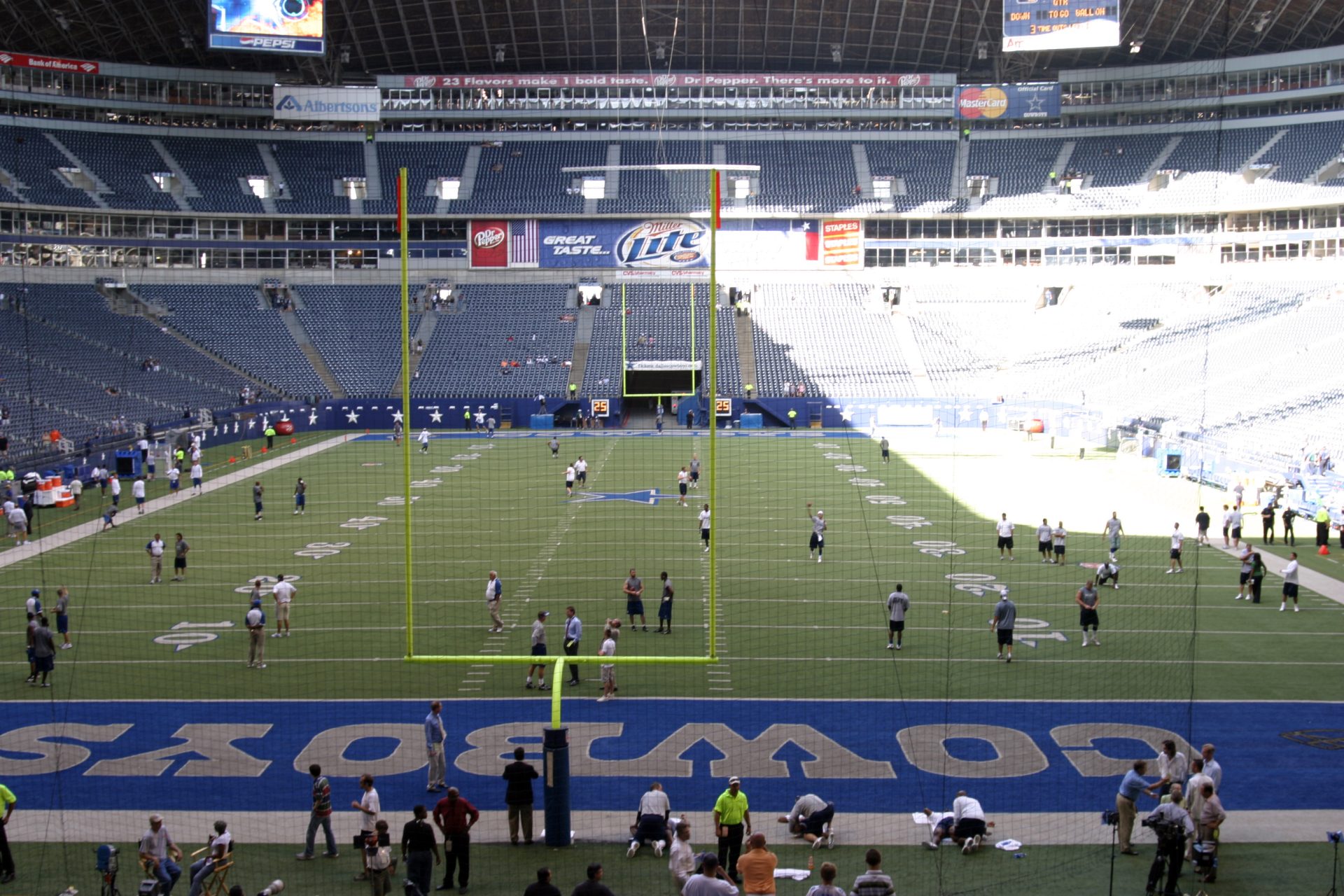 USM spends some down time touring Cowboys' home stadium