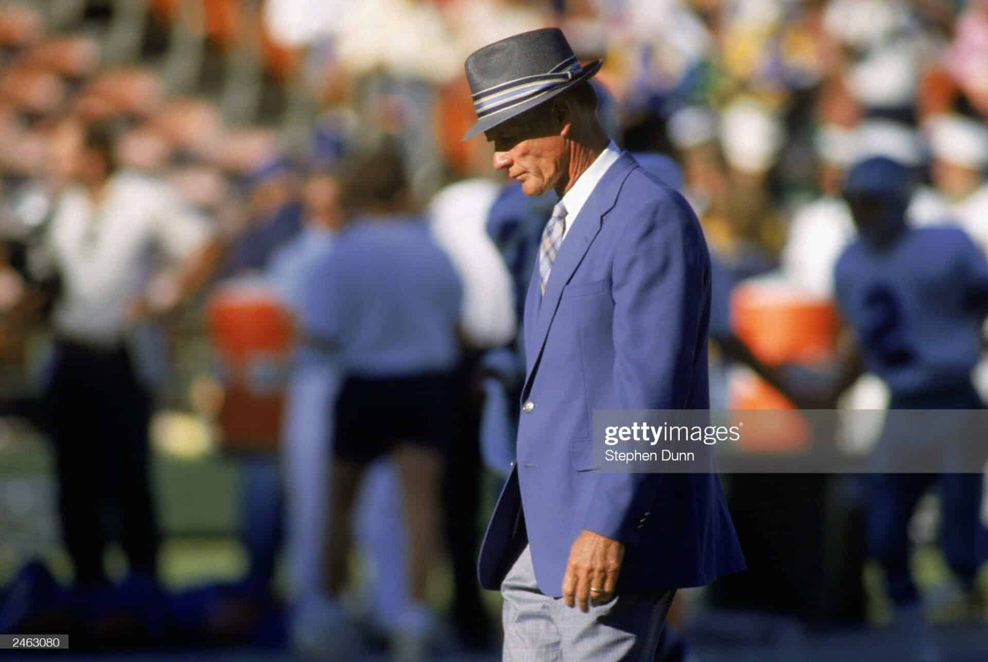 Quarterback Danny White of the Dallas Cowboys turns to hand the ball  News Photo - Getty Images