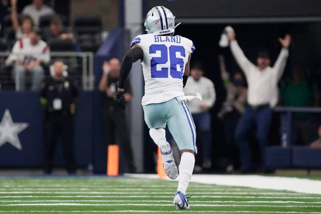 Cowboys beat Panthers 33-10, Improve to 7-3