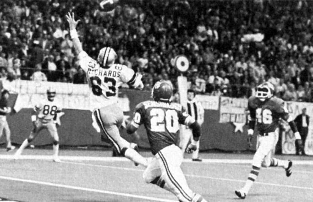 Golden Richard goes up for a pass in a 1975 loss to the Kansas City Chiefs.