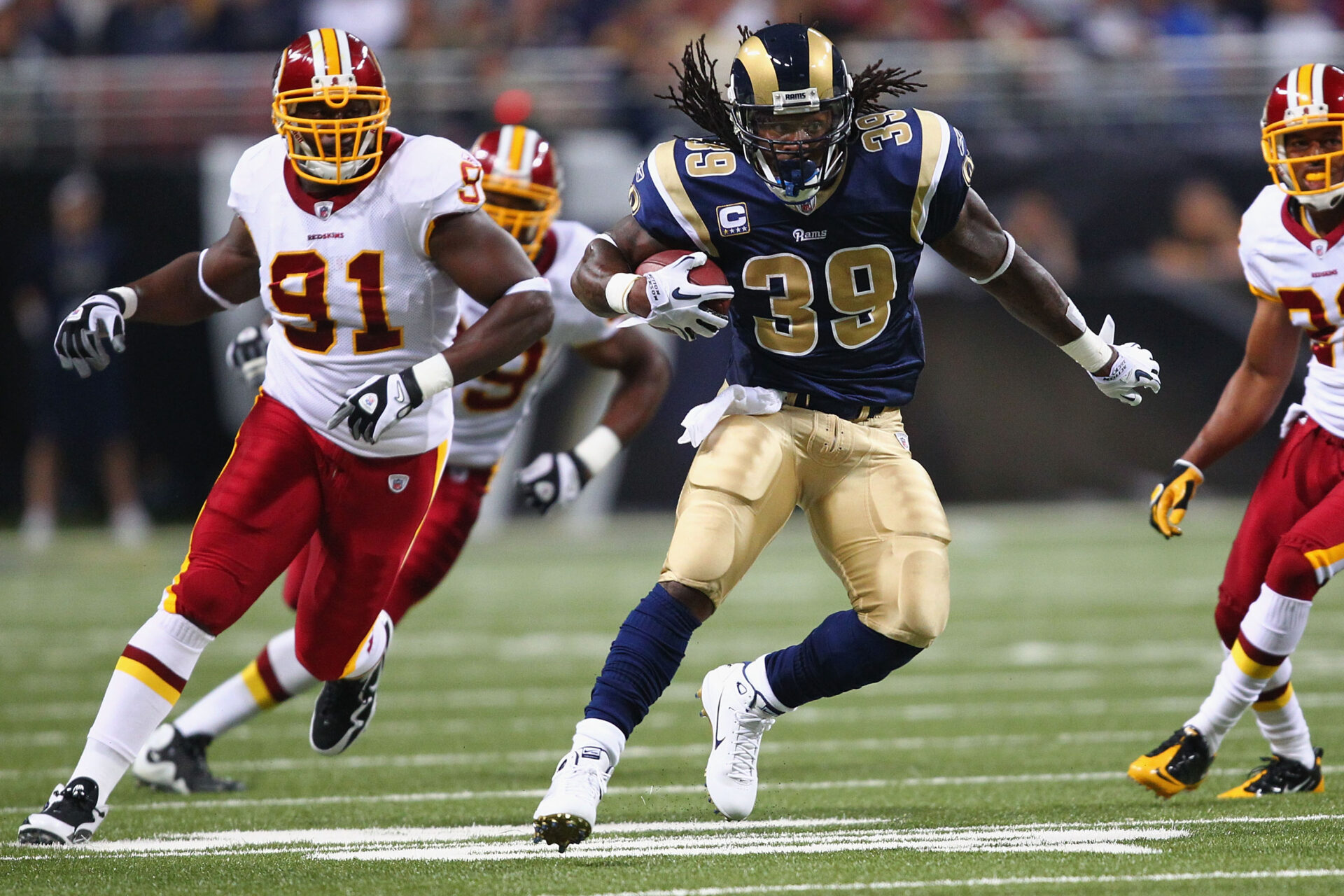 ST. LOUIS - SEPTEMBER 26: Steven Jackson #39 of the St. Louis Rams rushes against the Washington Redskins at the Edward Jones Dome on September 26, 2010 in St. Louis, Missouri. The Rams beat the Redskins 30-16. (Photo by Dilip Vishwanat/Getty Images)