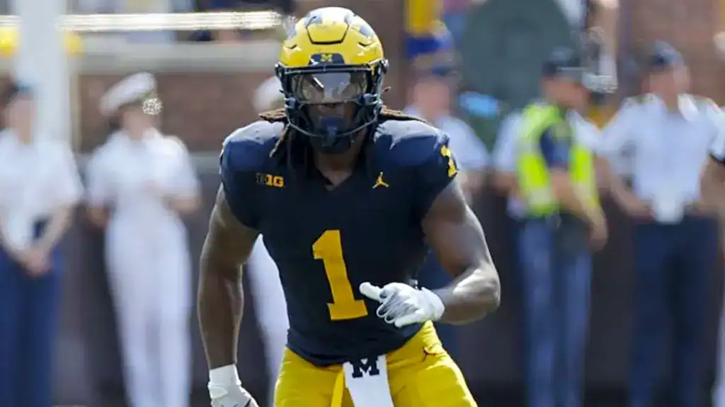 Jaishawn Barham Michigan linebacker tracking the play and closing in on the ball carrier during game action