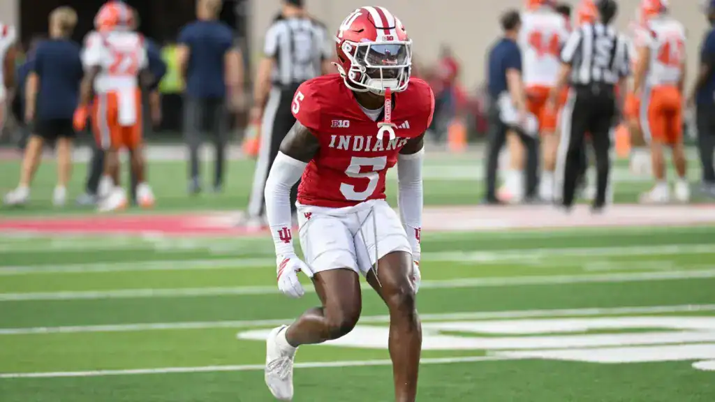 2026 NFL Draft prospect D’Angelo Ponds gets set in coverage for Indiana’s defense.