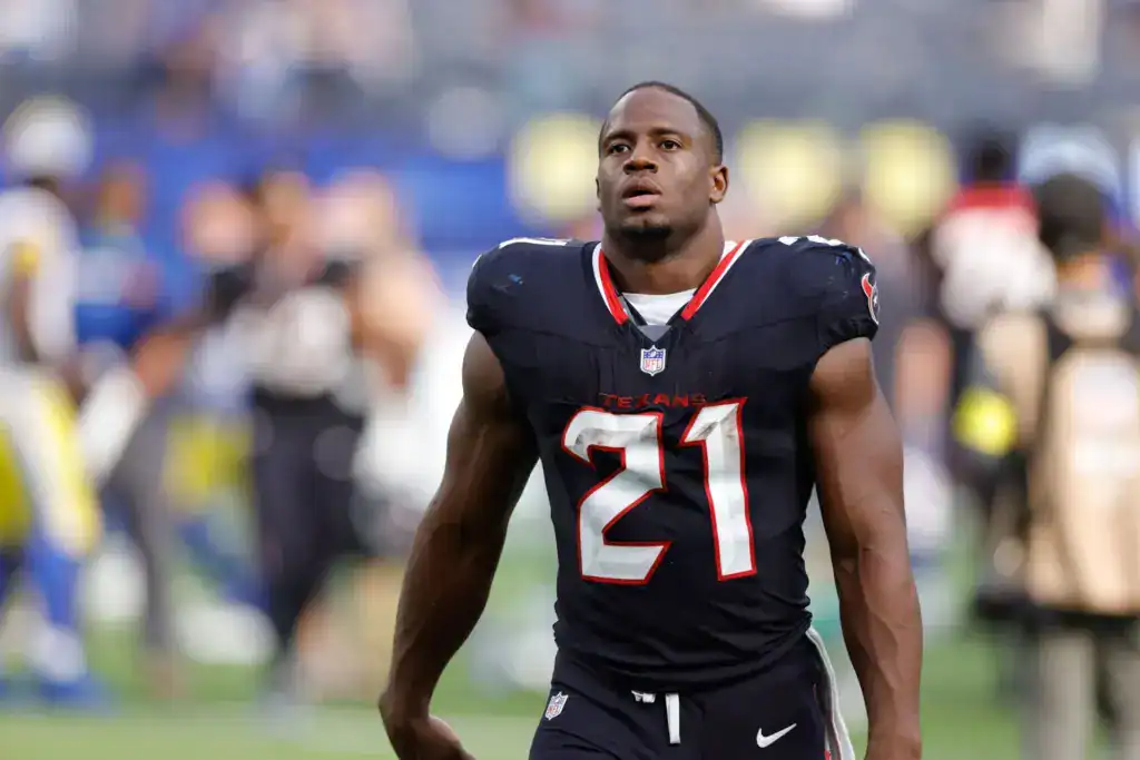 Nick Chubb stands in a Texans uniform as Dallas Cowboys running back rumors continue to draw attention
