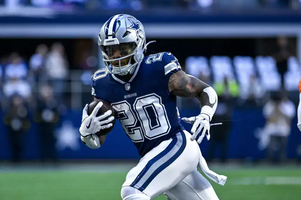 Tony Pollard runs with the football in a Dallas Cowboys uniform.