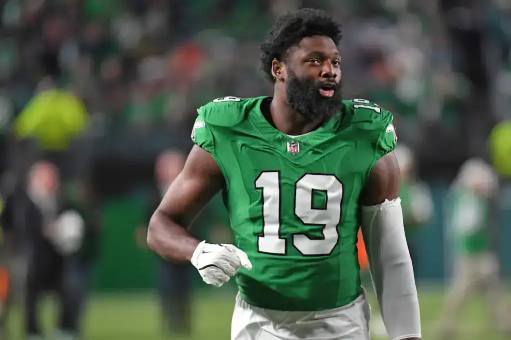 Josh Sweat runs on the field in a green Philadelphia Eagles uniform during an NFL game.

