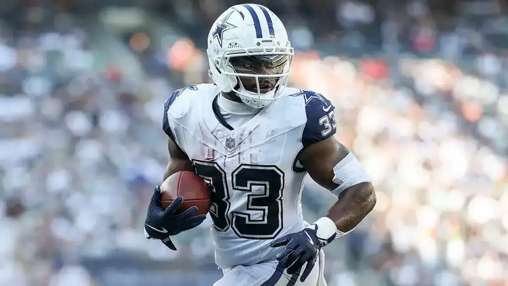Javonte Williams carries the football in a Dallas Cowboys uniform. 