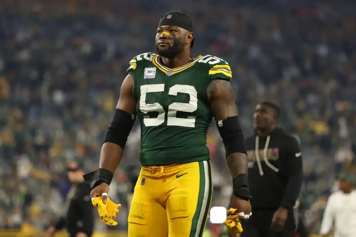Rashan Gary stands on the field with Green Bay, a veteran pass-rush option tied to Dallas’ clear defensive gap in 2026.