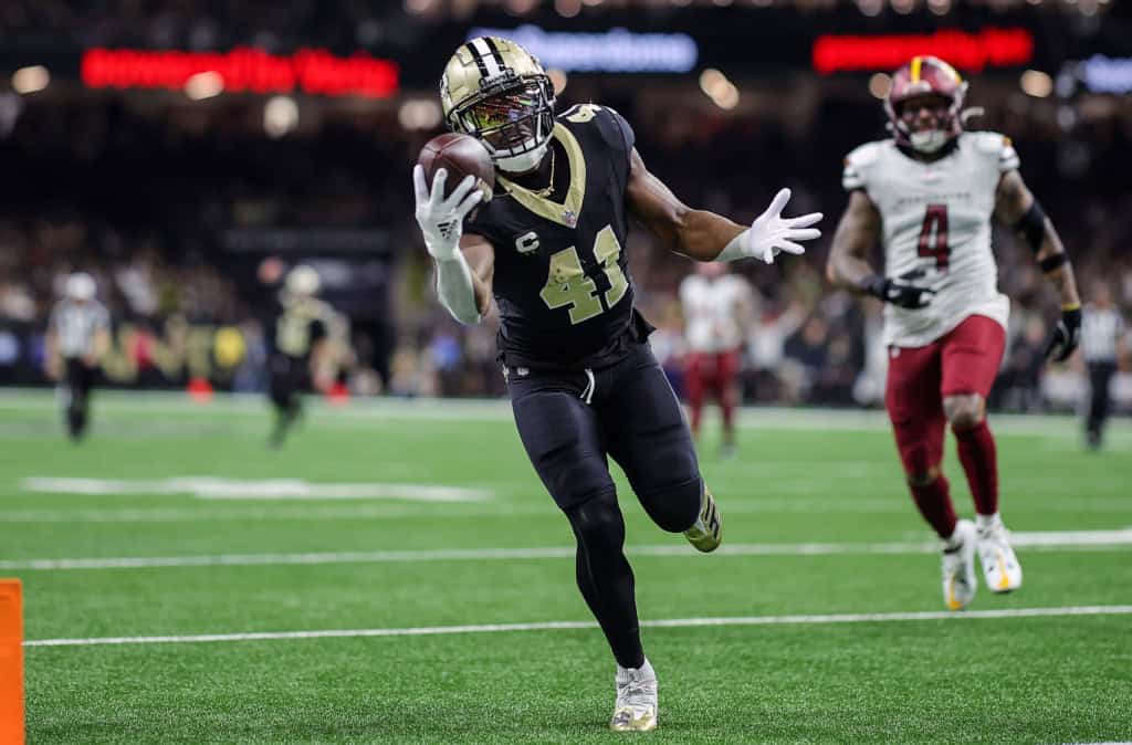 Alvin Kamara catches a pass for the Saints, showing the playmaking ability that would interest the Cowboys if the money is right.