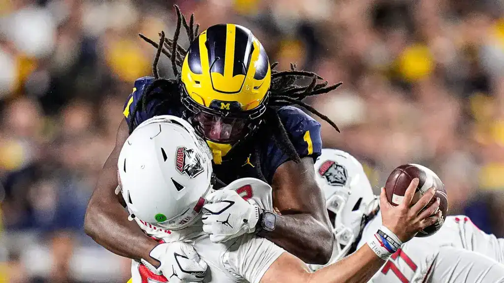 Jaishawn Barham: A Dark Horse 26' Defensive Rookie of the Year Candidate Jaishawn Barham tackles a New Mexico quarterback during a game for the Michigan Wolverines.