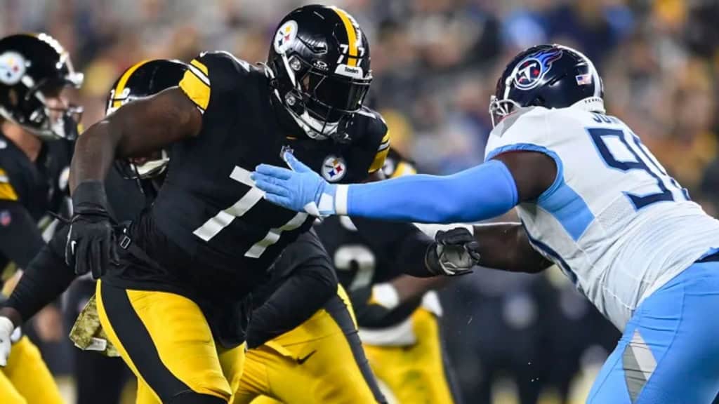 Why Broderick Jones Could Work for the 26' Cowboys? Broderick Jones blocks Tennessee Titans defensive lineman No. 99 during a Pittsburgh Steelers game.