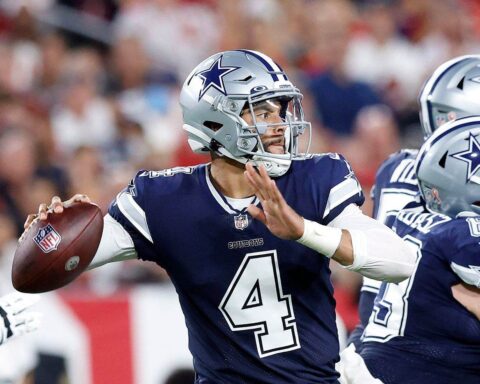 Should Cowboys Play Zack Martin at RT with La'el Collins Suspended? 1