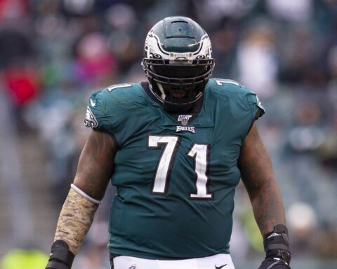 OT Jason Peters Signs With the Cowboys.