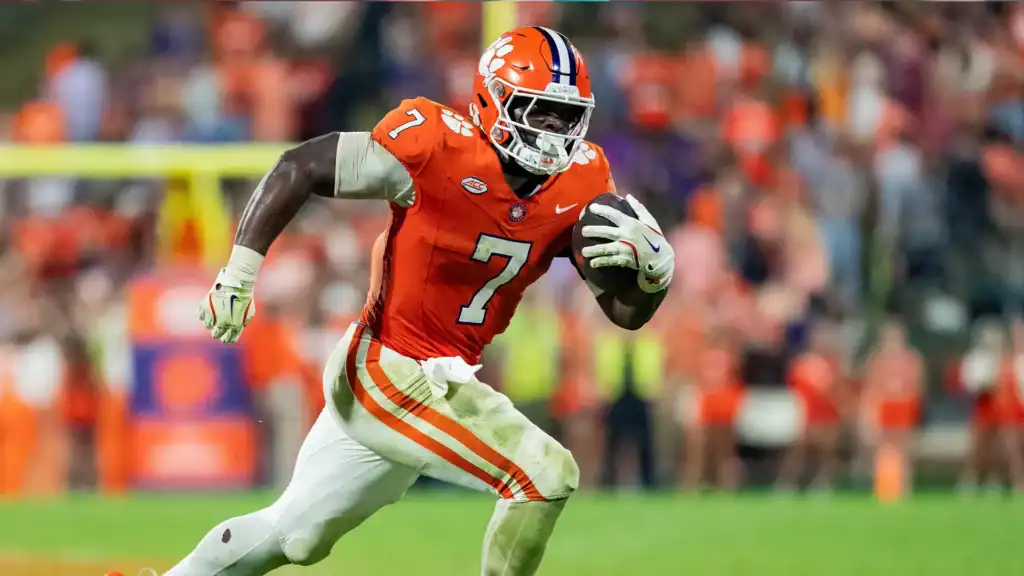 Cowboys' RB room: Thunder and lightning is the way to go - Deuce Vaughn, Javonte Williams, Jaydon Blue Clemson RB Phil Mafah runs with the ball
