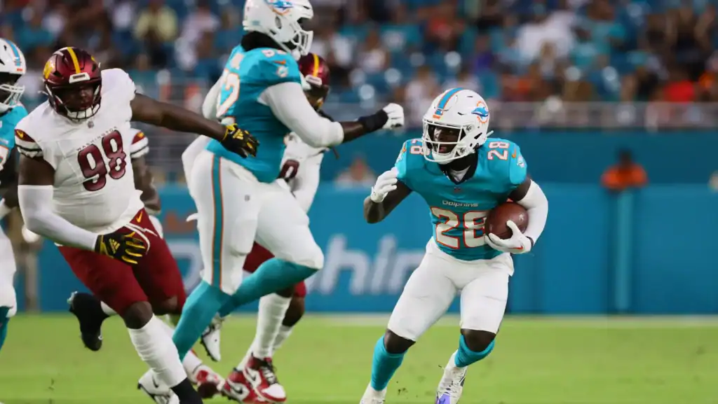 Miami Dolphins running back Da'Von Achane running the football. Cowboys 2025 Rookie Drawing Comparisons to Big Time Players