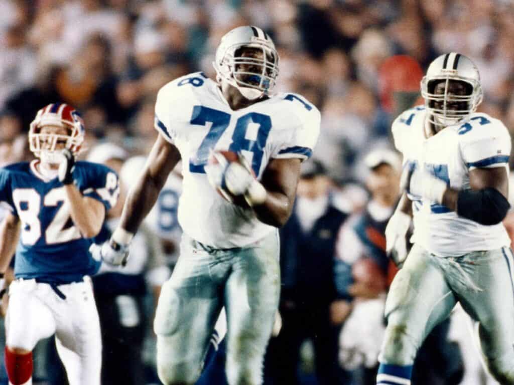 Dallas Cowboys player Kevin Smith running with the football in 1993. How No Salary Cap Fueled the Cowboys' 90s Dynasty